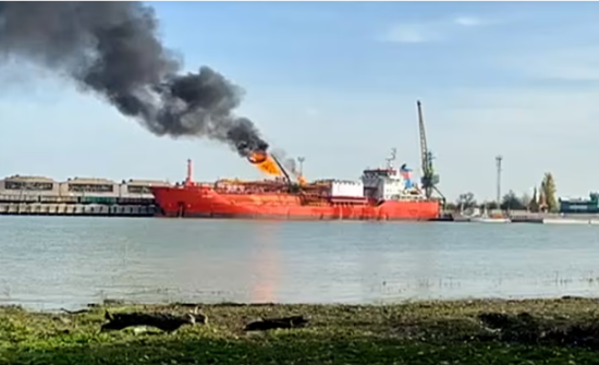 Туркийн ачаа тээврийн хөлөг онгоц Оросын дроны цохилтод өртөн шатжээ
