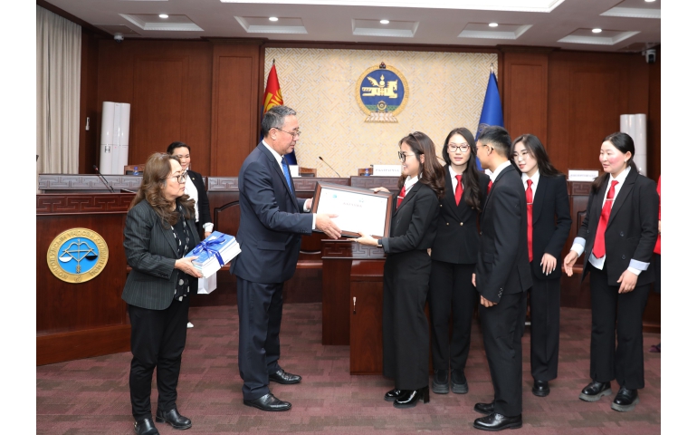 Үндсэн хуулийн мэтгэлцээний тэмцээнд МУИС-ийн оюутнууд түрүүлэв